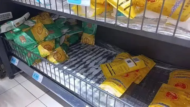 影/日排放核廢水陸掀搶鹽潮！大媽超市掃貨　電商平台被搶購到缺貨