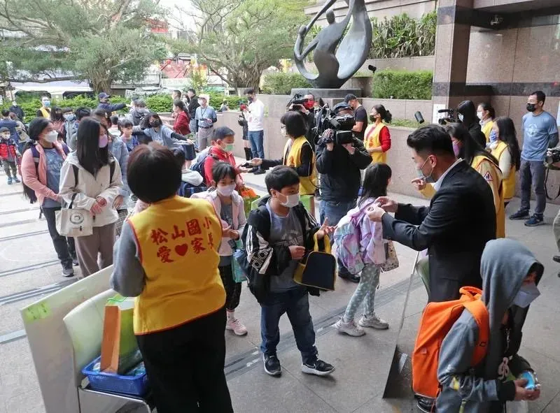 中小學8月30日開學！快篩陽性輕症無症狀　可到校上課