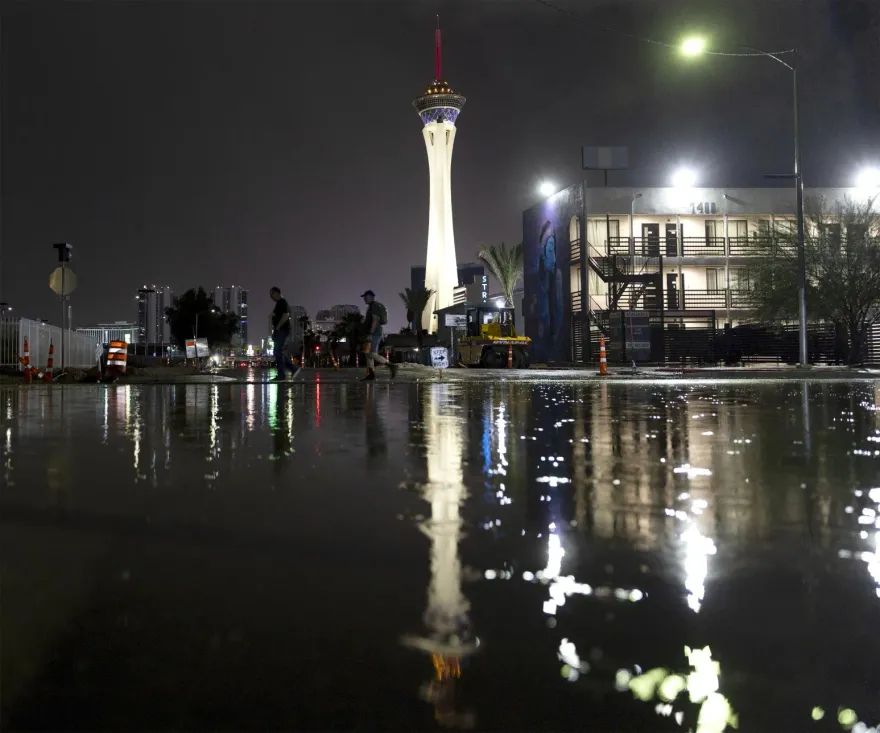 影/希拉里襲美暴雨災情持續中　拉斯維加斯大道淹成河、賭場漏水下小雨