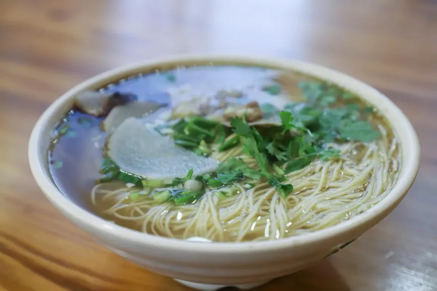 塑膠袋裝熱湯竟破裂　麵店闆娘慘燙傷怒告獲賠43萬元