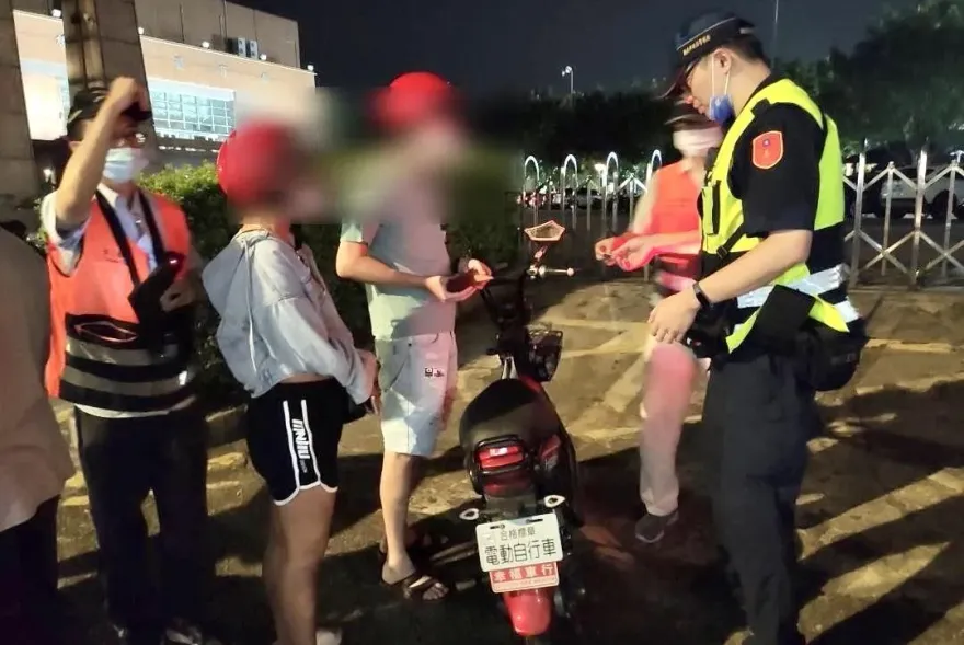 掃黑大行動！板橋警攜手監理站查緝違規「爆改猴」　擴大臨檢竟又遇毒蟲