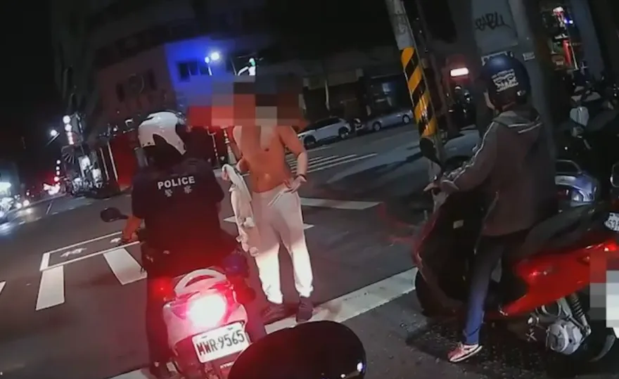 影/高雄男子酒醉鬧街還脫衣大叫　因擾亂交通遭裁罰500元