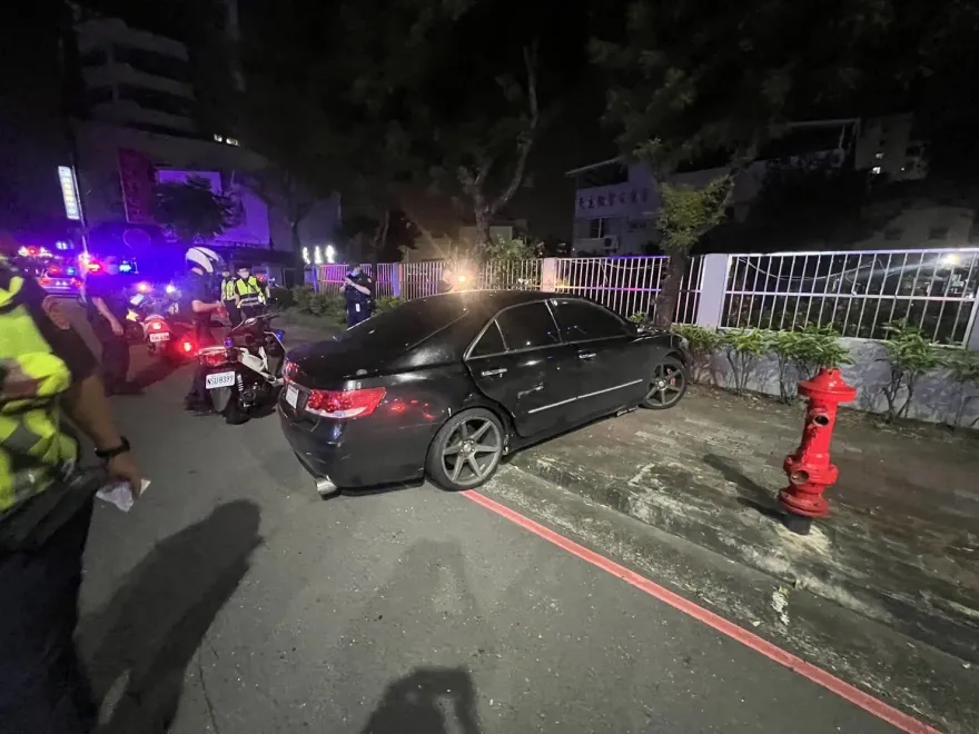 影/高雄失竊車拒檢逃給警察追　自撞後棄車烙跑…警循線追緝中