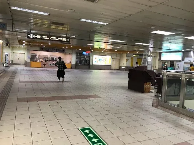太惡劣了！高雄囂張男捷運站抽菸「不爽被勸」　2度拳毆女站務長…警緝捕中