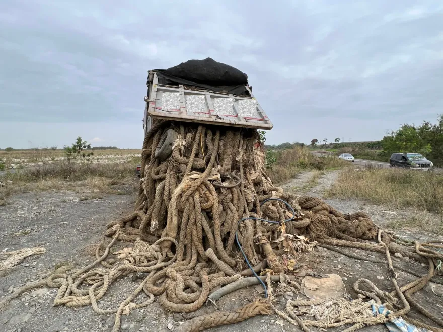 影/濁水溪驚見「大海怪」！環保蟑螂沿線亂倒巨繩　廢棄物竟來自興達港