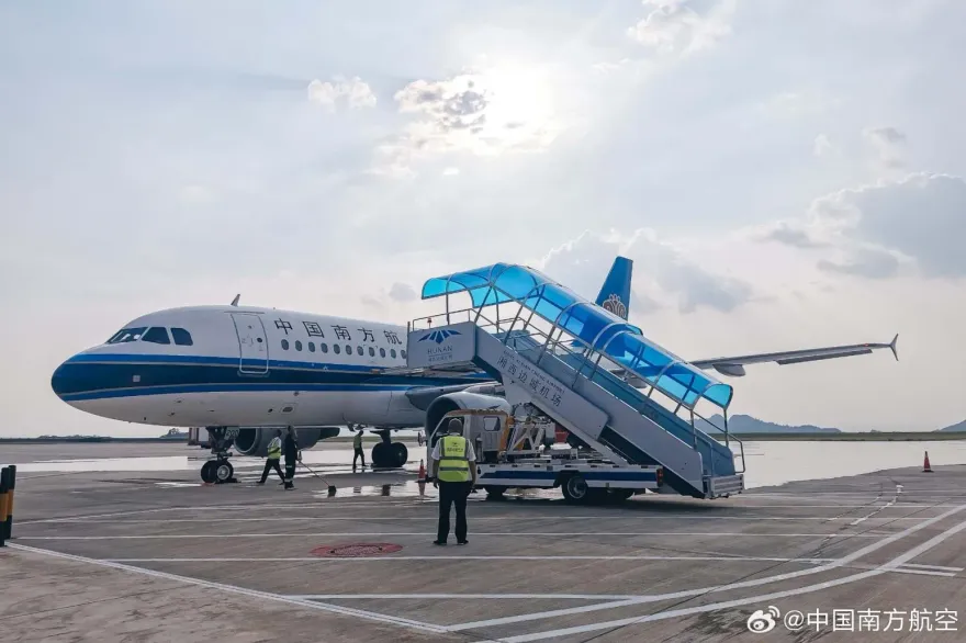 登機客梯突撤…陸南航座艙長摔落4公尺高機艙　驚傳昏迷全身多處骨折