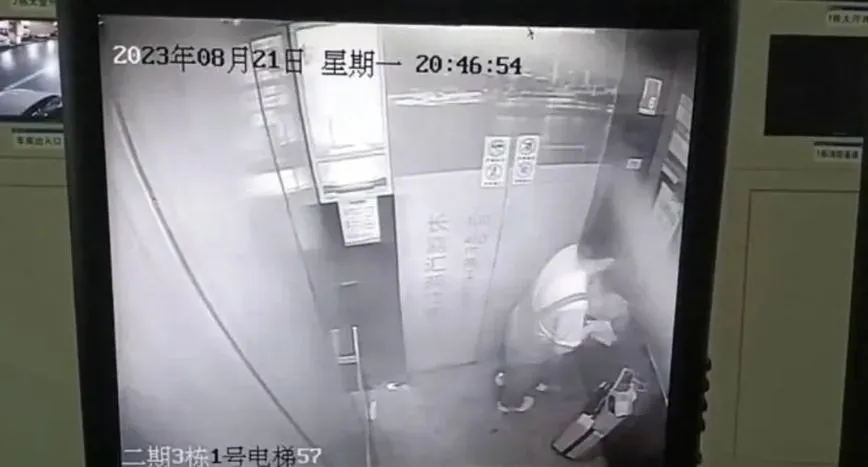 影/跟團出遊突「下體陣痛要生了」　她電梯內分娩後「嬰兒塞垃圾桶」落跑