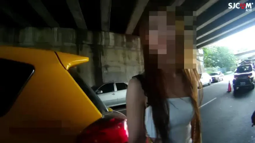 影/妙齡女搭小黃遭攔查！吸到ㄎ一ㄤ掉自曝有「神仙水」　行李箱打開都是毒