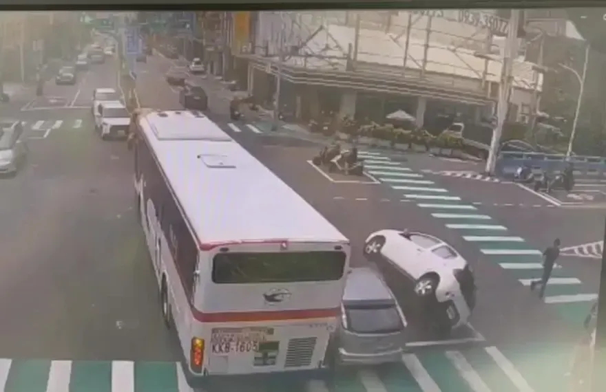 影/技術片！閃公車急切車道　後車閃不過驚現「平衡車」特技