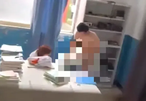 影/很懂玩！男女大生「教師辦公室鋪床狂啪」　老師敲門嚇軟喊：等一下再2分鐘