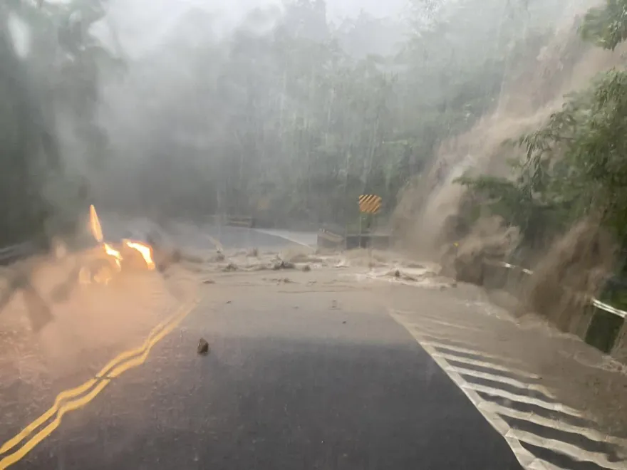 快訊/台18線大雨釀災！阿里山公路遭泥流淹中斷　車輛冒險通行