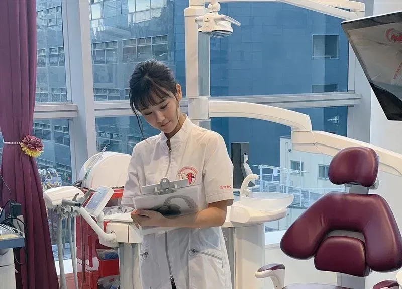 「最美牙醫」升格人妻魅力不減！ 西原愛夏白袍一脫　網見「深溝」噴鼻血