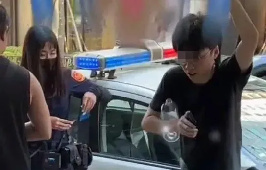 影/求偶片！超正女警幫處理車禍　新店男當場跳起「恐龍扛狼」舞還比YA