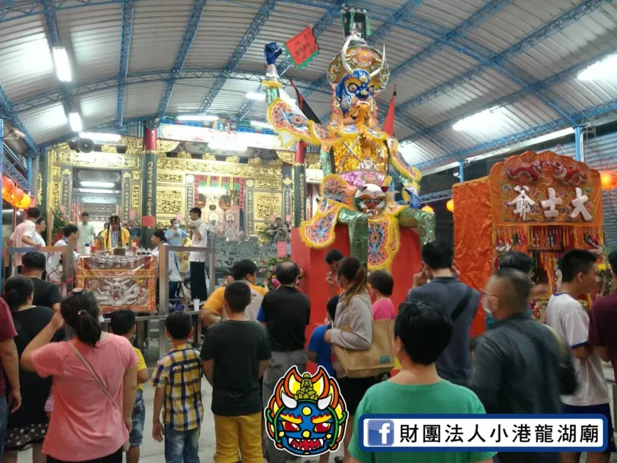 全台最大！小港龍湖廟5.2米高紙糊「大士爺」頭頂觀音像　普渡登場