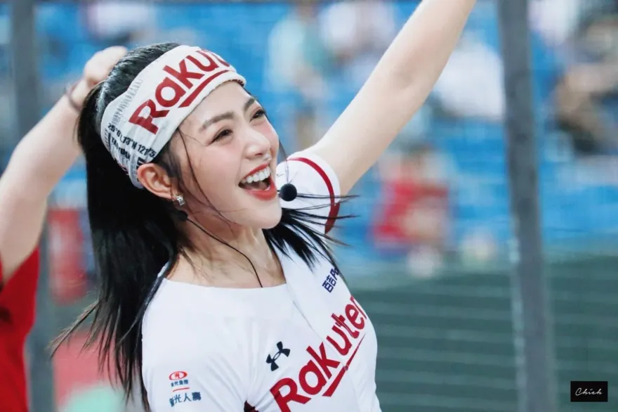 啦啦隊女神驚傳車禍！車門凹陷、安全氣囊全爆…超驚嚇畫面曝光