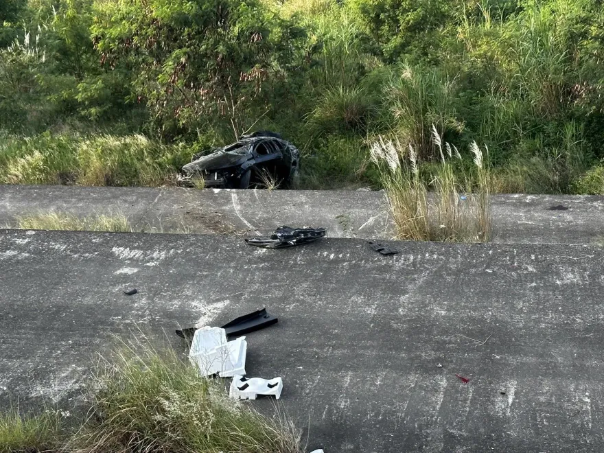 抓交替？台中「飛車越堤」衝下70米溪岸、夫傷妻爆頭亡　2周前同地火燒車雙屍