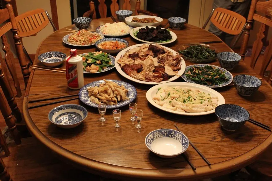 年菜剩一堆怎麼辦？營養師曝「最佳冰冰箱時機」反覆加熱恐影響健康