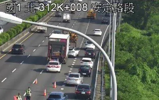 快訊/上班注意！國1安定段5車追撞　占用外側車道回堵5公里
