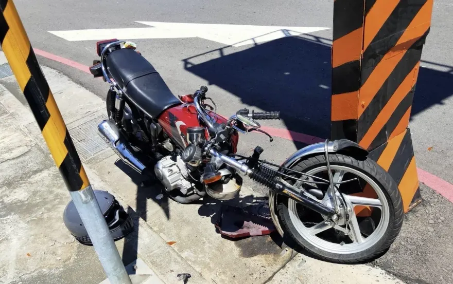 快訊/三重機車自撞電箱前叉折斷　騎士胸部重擊內出血送醫急救