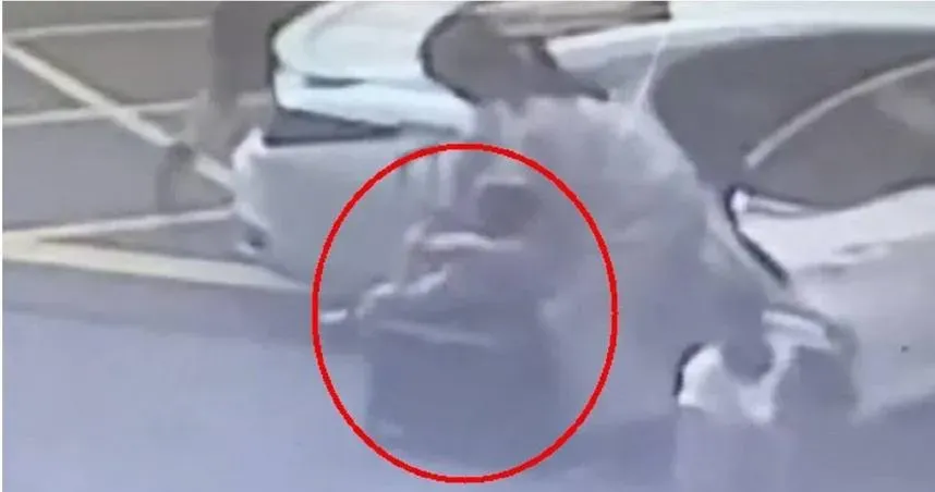 粗心父母闖禍！摺疊手拉車當成娃娃車　2幼童「高速滑落車道」驚險重摔