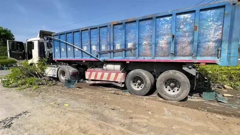 台南南化「無載物」砂石車失控衝進田！駕駛送醫搶救仍傷重不治