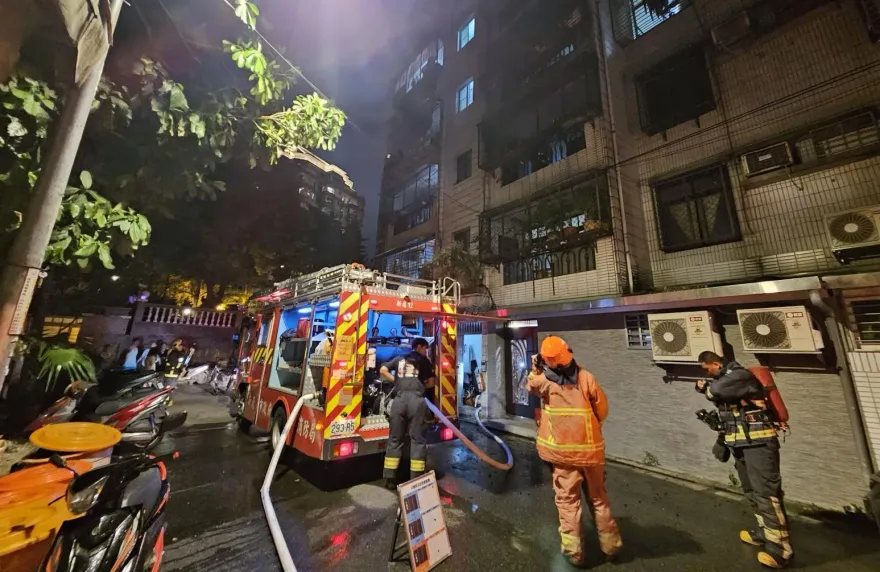 快訊/新店中興路公寓火警3樓冒火煙　警消趕赴現場灌救