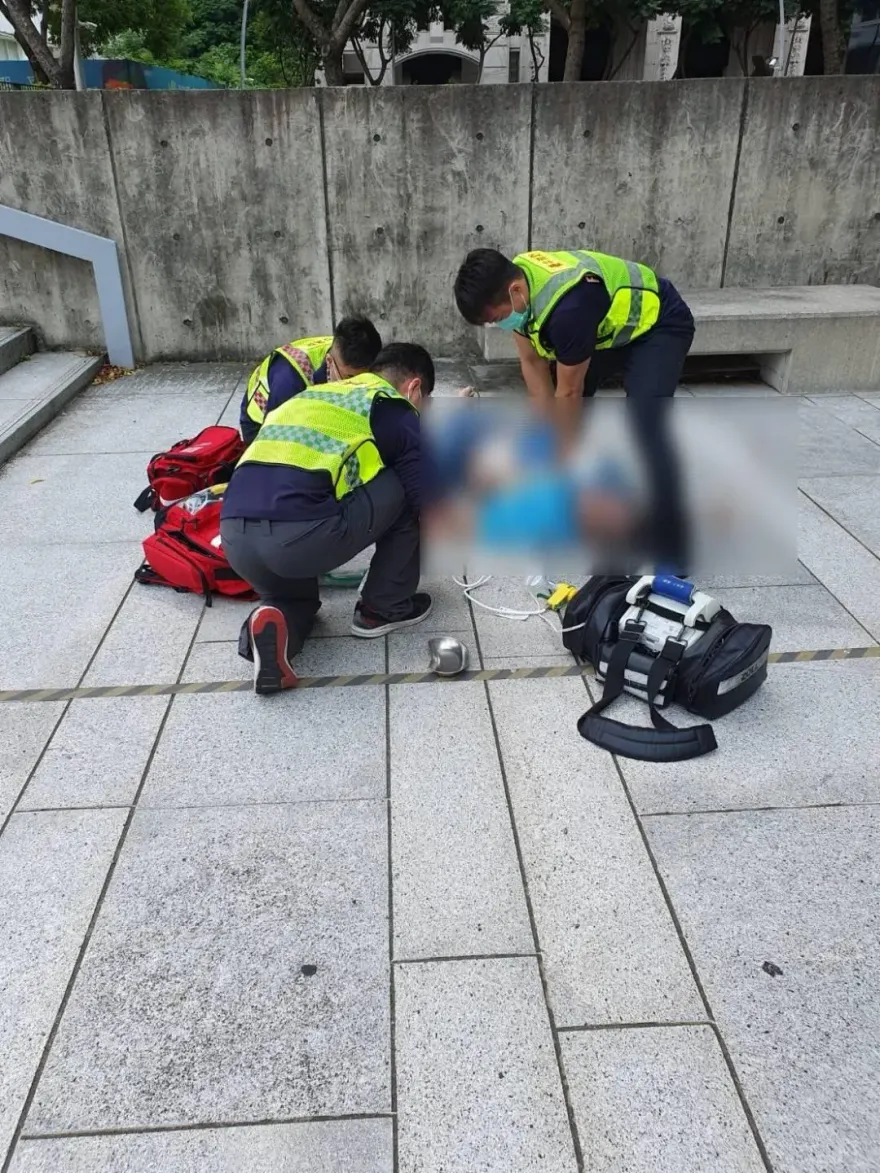 快訊/台中酒商市議會前廣場突倒地　送醫搶救仍宣告不治