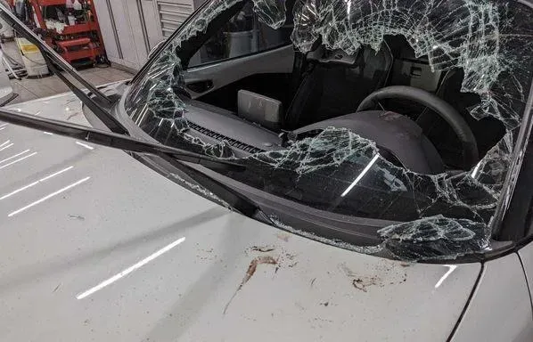 影/永和某停車場3轎車莫名被砸　「開鎖達人」全新百萬跑車也遭殃