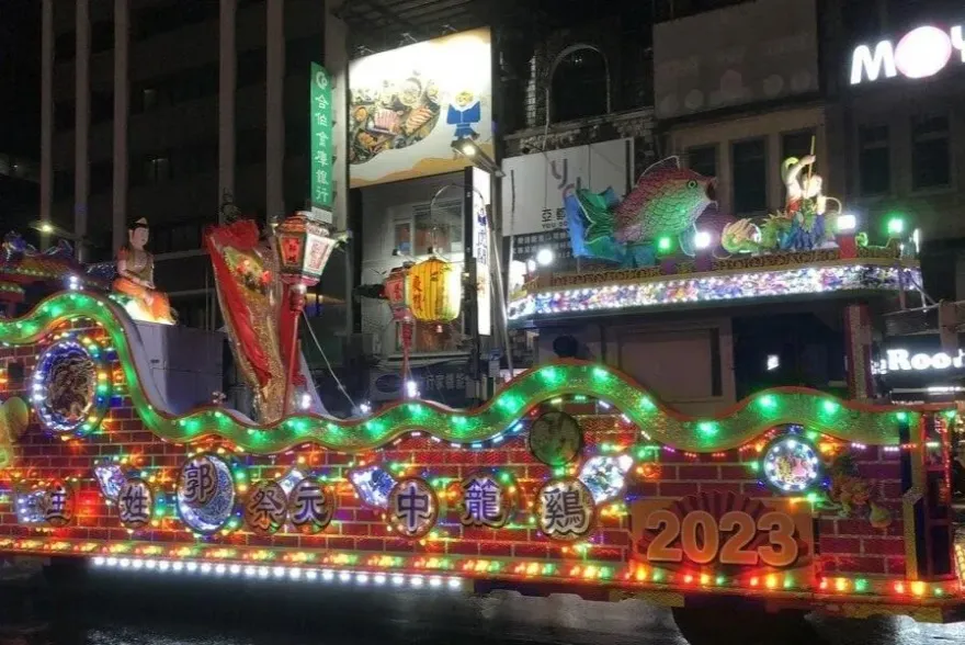 傳承百年放水燈遊行「鷄籠中元祭」　花車陣頭熱鬧登場
