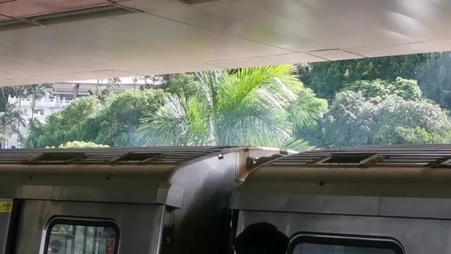 快訊/北捷劍潭站列車冒出大量濃煙！乘客驚慌逃出車廂