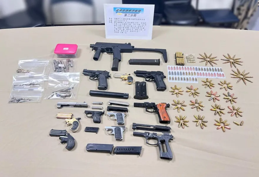 影/四合院「草叢」暗藏軍火庫！警赫見MP9衝鋒槍　火力驚人