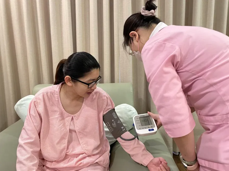 懷孕水腫注意！她產前一週血壓飆高170　患重度「子癲前症」緊急剖腹保胎兒