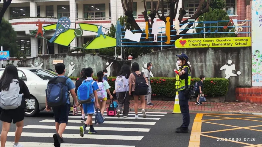 開學了/屏東警局啟動「護童勤務」！協勤56所國中小指揮交通　守護學童安全