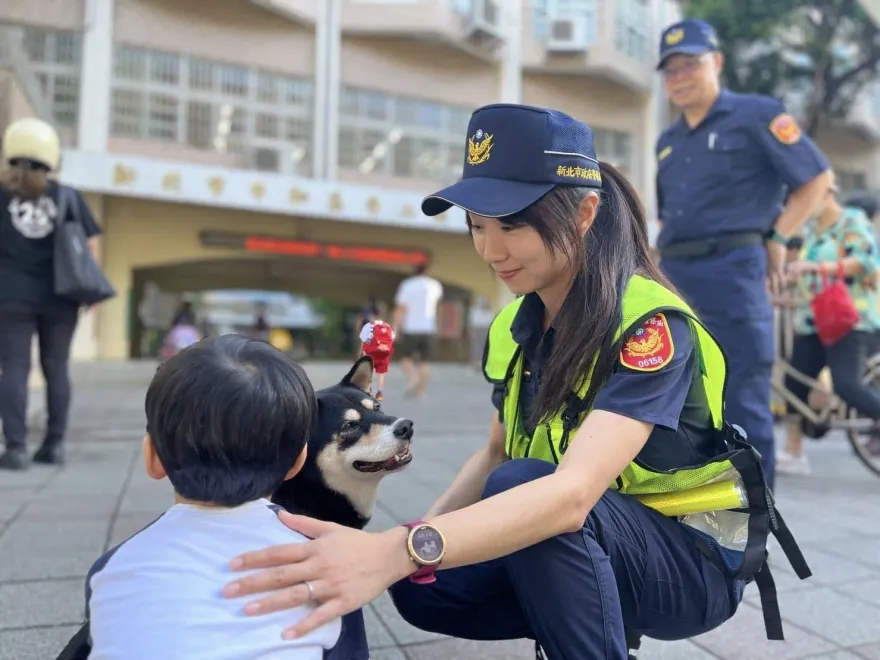 開學了/不哭哭！小一新生不敢進校門　正妹女警溫柔牽手護童