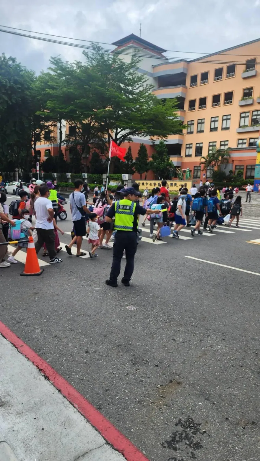 開學了/高雄暖警把行人地獄變安全！校門護童揪甘心