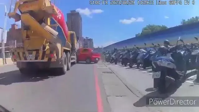 影/淡水8旬老翁超硬派！硬切車道對決水泥車　KO影像曝光