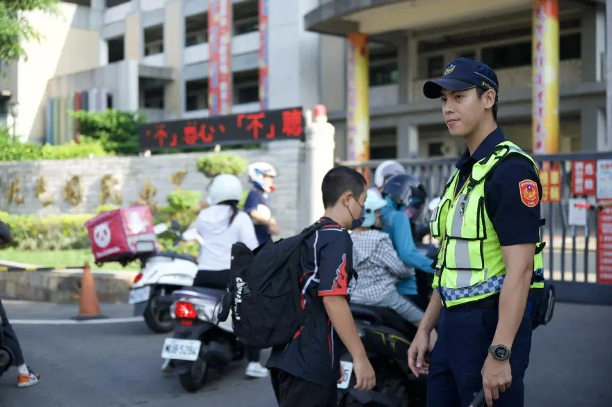 開學了/天菜帥警國小前疏導交通　大媽嗨翻天：我都想去上課了