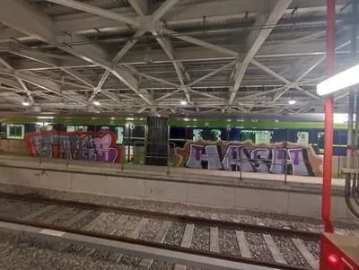 中捷車廂鬼畫符！兩嫌「快閃台灣塗鴉」秒離境　警發通緝