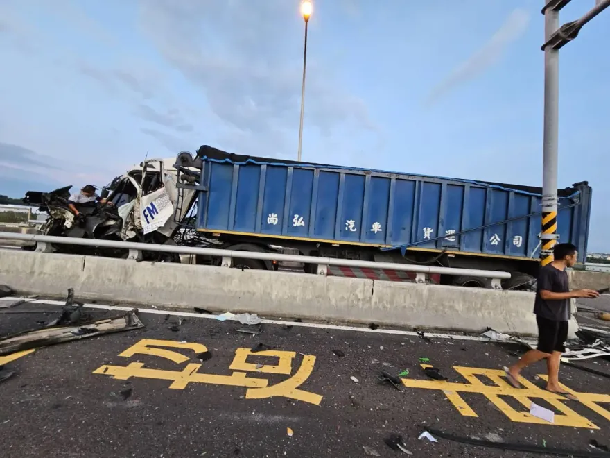 影/苗栗大貨車「自撞水泥護欄」！車頭稀爛全毀　駕駛驚悚受困畫面曝