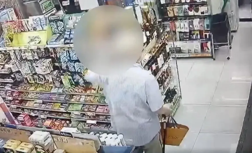 影/手速超快！買2罐奶結帳掩護　老伯整瓶威士忌瞬間插進口袋