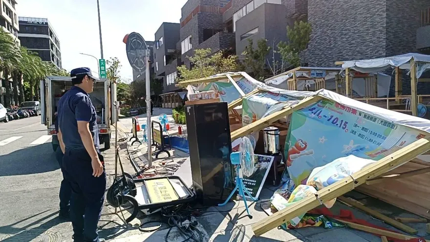 海葵颱風/突掃強陣風！桃園世客博攤位一整排棚架吹倒　活動恐取消