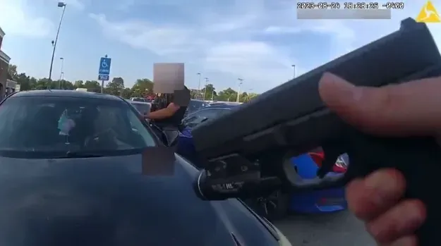 影/孕婦被指控偷竊　與2警停車場對峙遭槍殺一屍兩命
