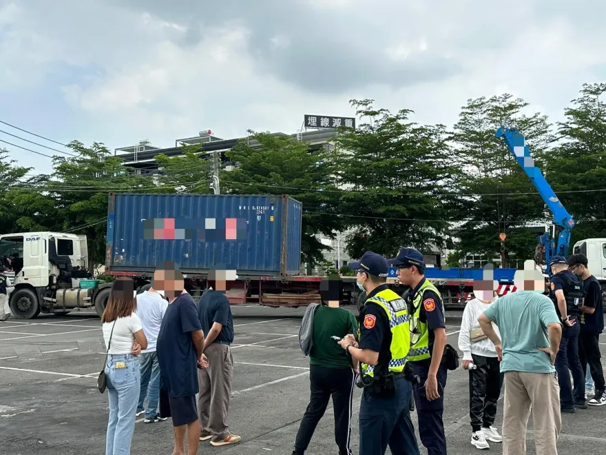 影/台南花園夜市再爆經營權糾紛　女股東吊掛貨櫃堵出入口