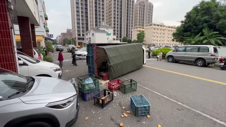 影/高雄驚傳路口攔腰撞！貨車挨撞豆腐豆皮當街「皮肉分離」噴滿街