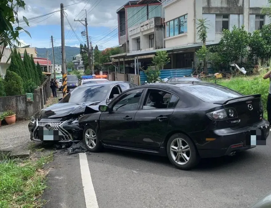 影/差點玩命關「頭七」！毒蟲躲竹東警追捕　衝窄山路狠撞爛2百萬名車