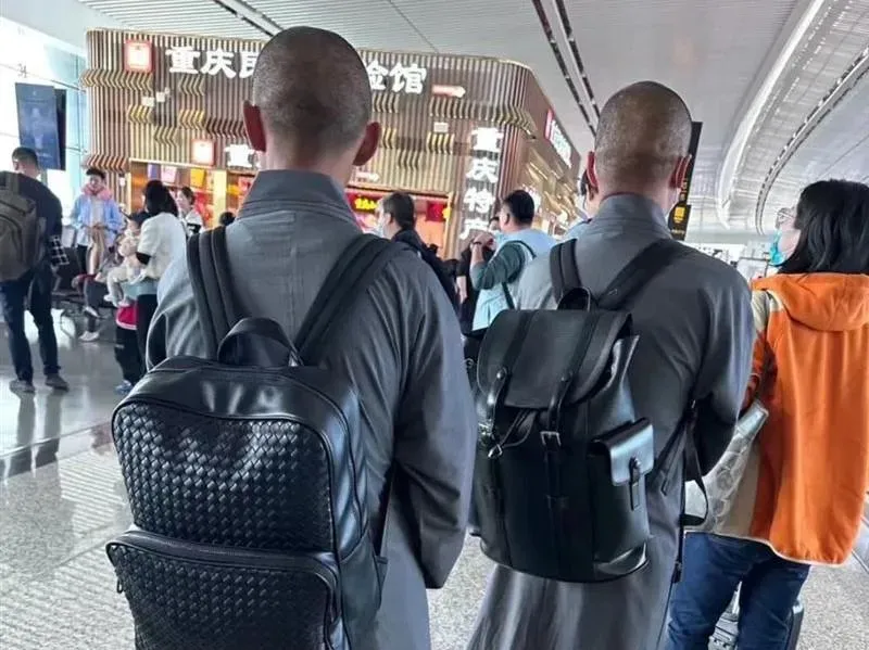 信眾哭哭！2和尚背「12萬名牌包」遭酸斂財　網譏：感謝各位省吃儉用奉獻