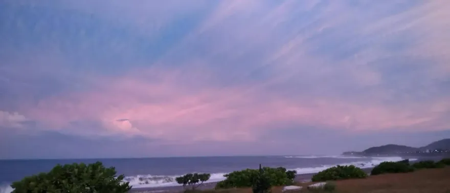 海葵逼近！花蓮天空出現漫天紅雲　民眾目擊驚呼：像大火鳥展翅