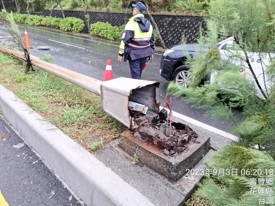 海葵颱風/強風伴豪雨！花蓮壽豐鄉台11線11.2K　路燈硬生生被吹倒