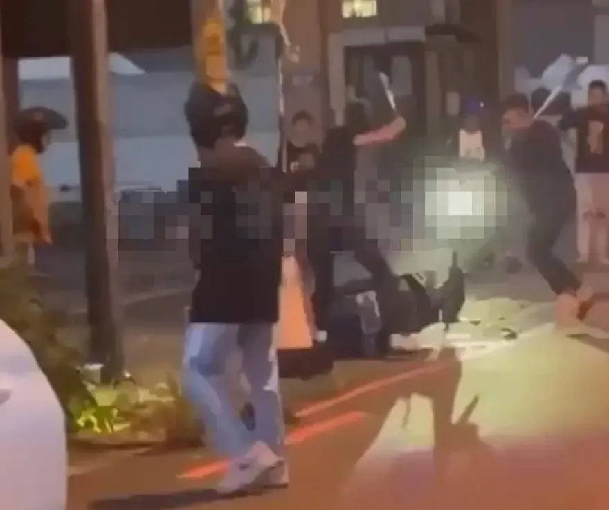 影/颱風夜暴走！竹北飆仔當街圍砸機車   他夜遊目睹這驚人一幕