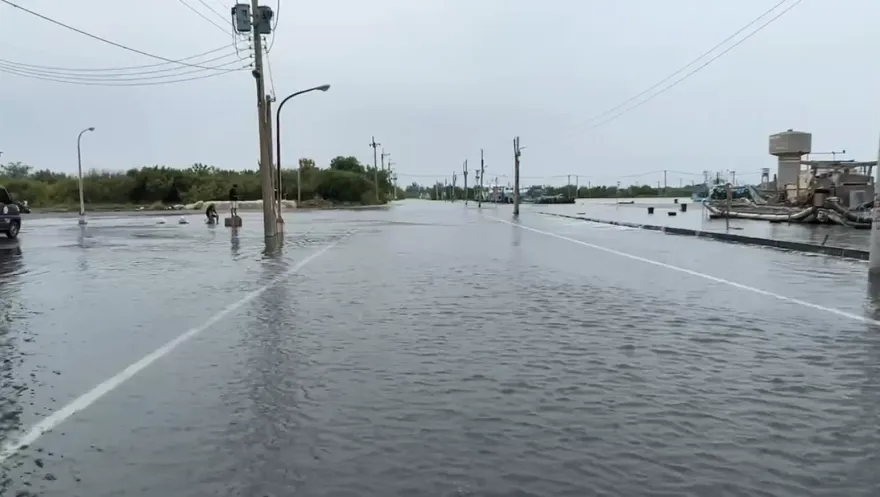 海葵颱風／雲林箔子寮海水倒灌「一片汪洋」　民眾躲水泥墩陷「孤島」